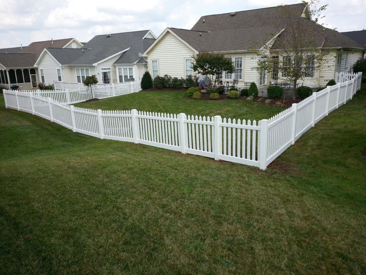 white vinyl fence